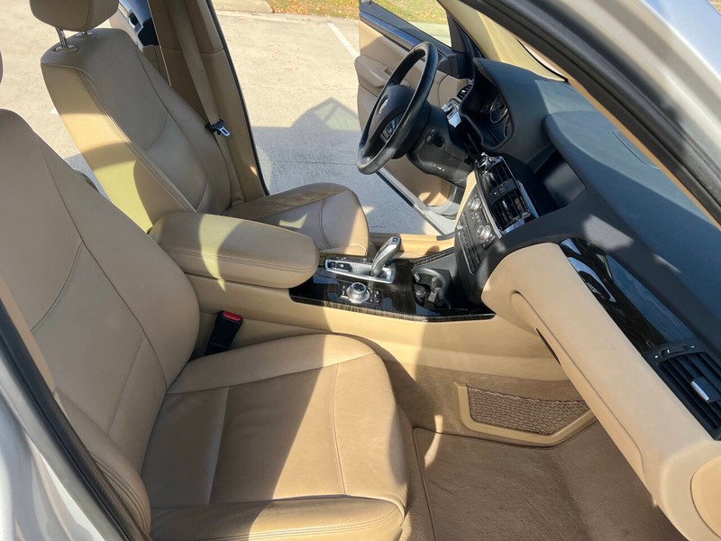 BMW X3 Vehicle Full-screen Gallery Image 11