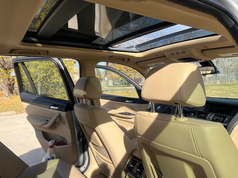 BMW X3 Vehicle Full-screen Gallery Image 12