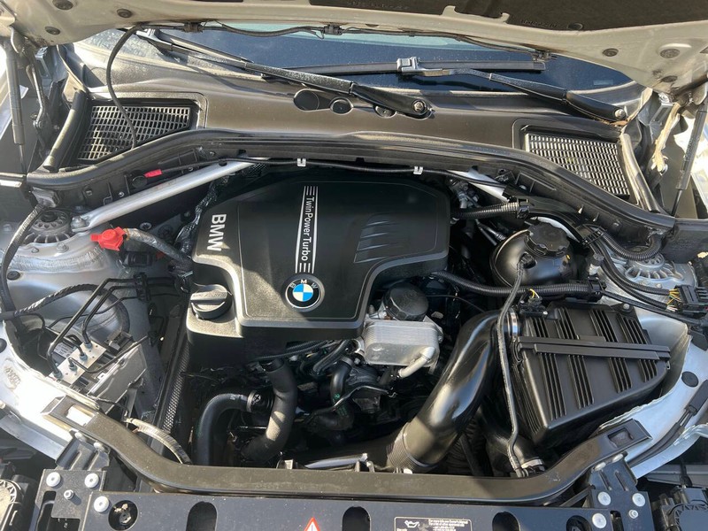 BMW X3 Vehicle Full-screen Gallery Image 14