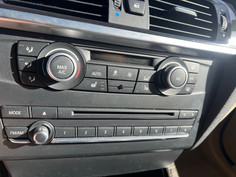 BMW X3 Vehicle Full-screen Gallery Image 17