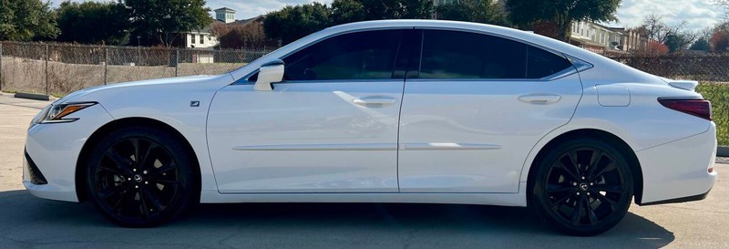 Lexus ES Vehicle Full-screen Gallery Image 02