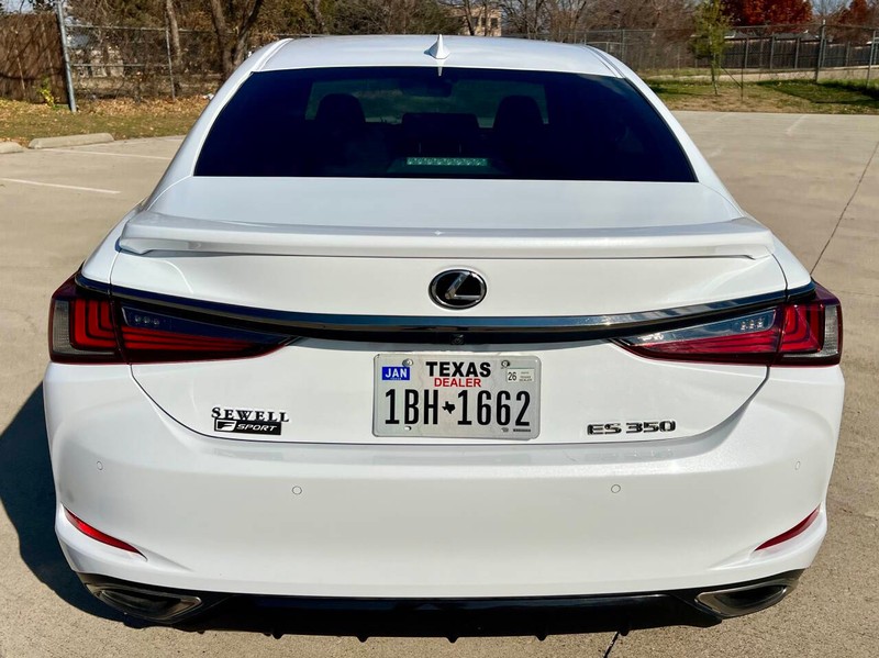 Lexus ES Vehicle Full-screen Gallery Image 04