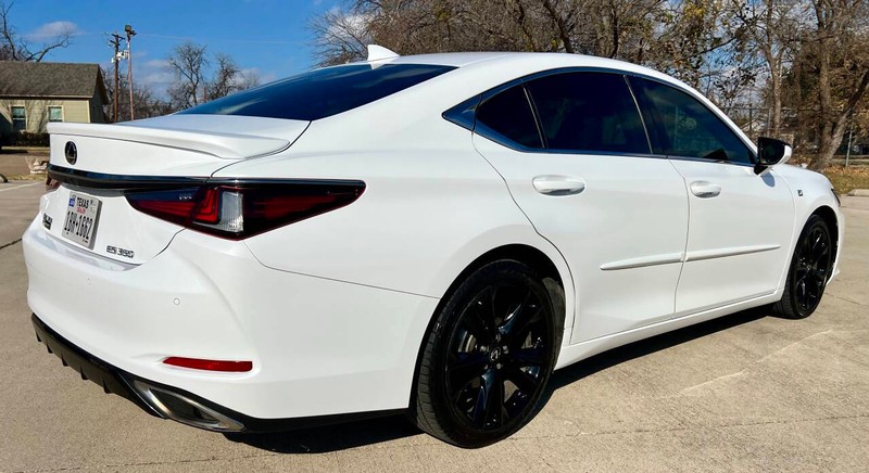 Lexus ES Vehicle Full-screen Gallery Image 05