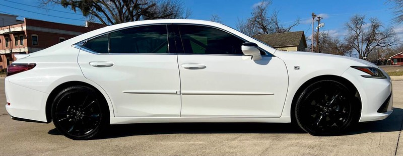 Lexus ES Vehicle Full-screen Gallery Image 06