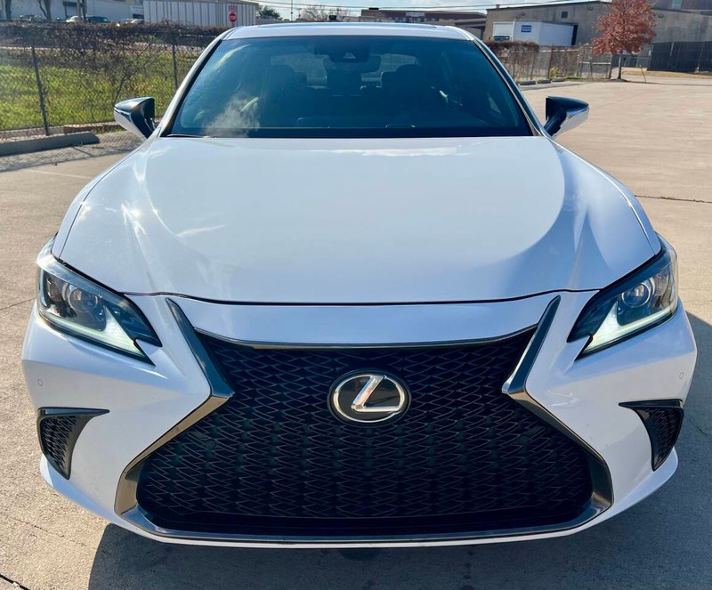 Lexus ES Vehicle Full-screen Gallery Image 07