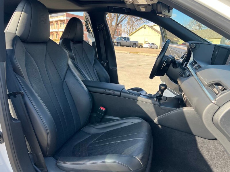 Lexus ES Vehicle Full-screen Gallery Image 09