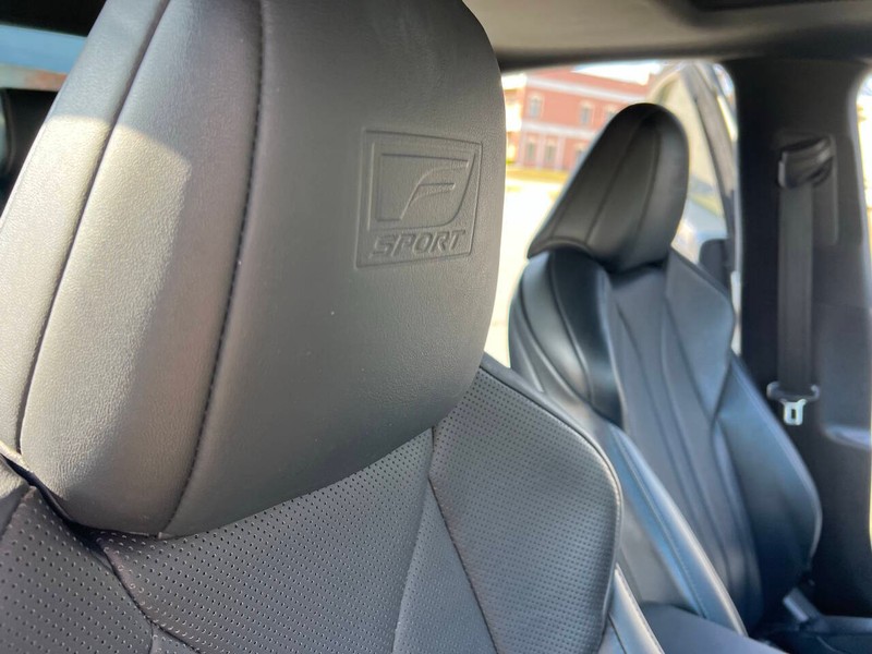 Lexus ES Vehicle Full-screen Gallery Image 10