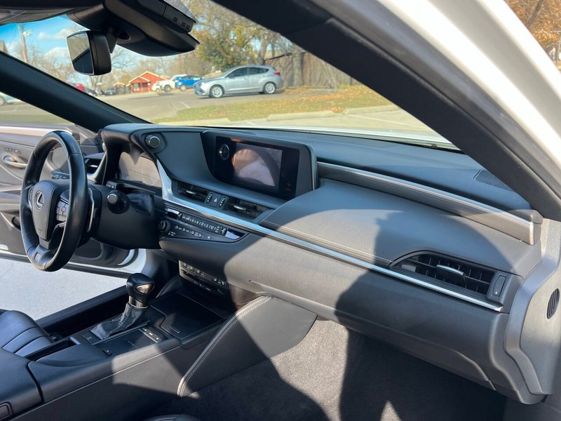 Lexus ES Vehicle Full-screen Gallery Image 11