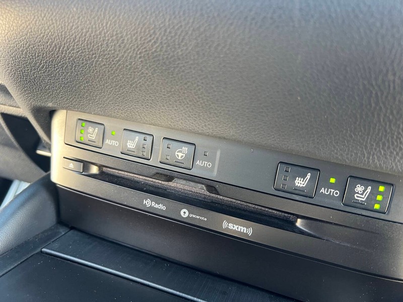 Lexus ES Vehicle Full-screen Gallery Image 12