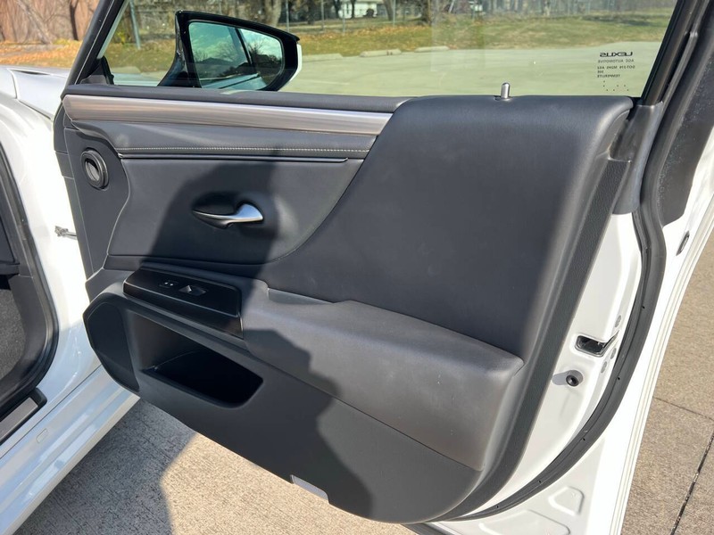 Lexus ES Vehicle Full-screen Gallery Image 13