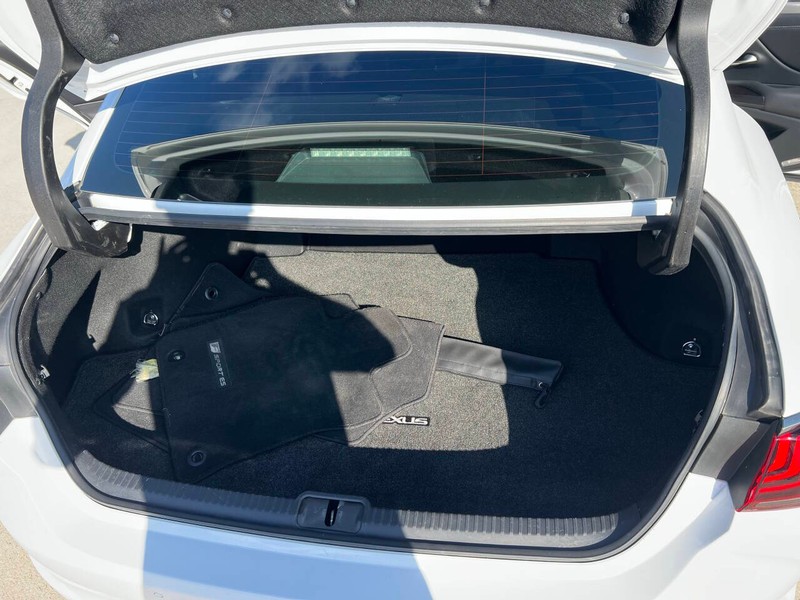 Lexus ES Vehicle Full-screen Gallery Image 15