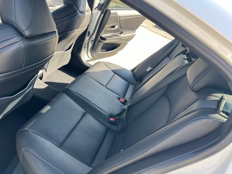 Lexus ES Vehicle Full-screen Gallery Image 16