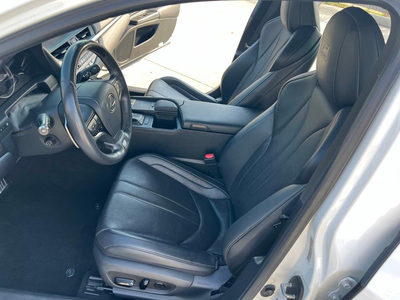 Lexus ES Vehicle Full-screen Gallery Image 17