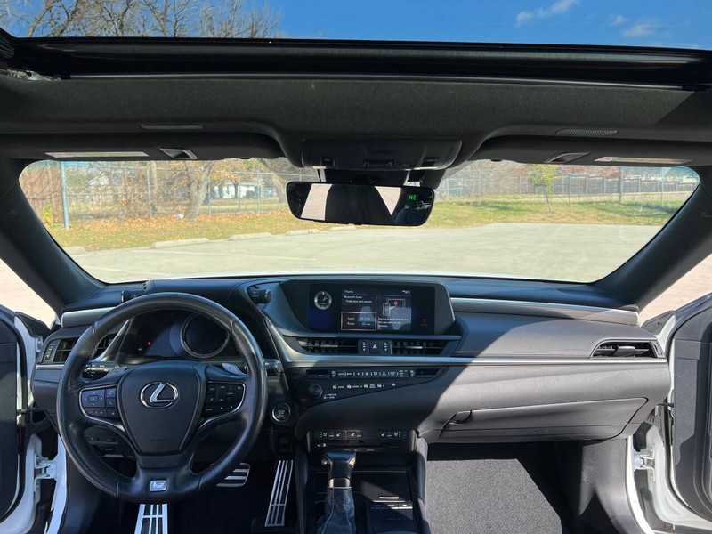 Lexus ES Vehicle Full-screen Gallery Image 18