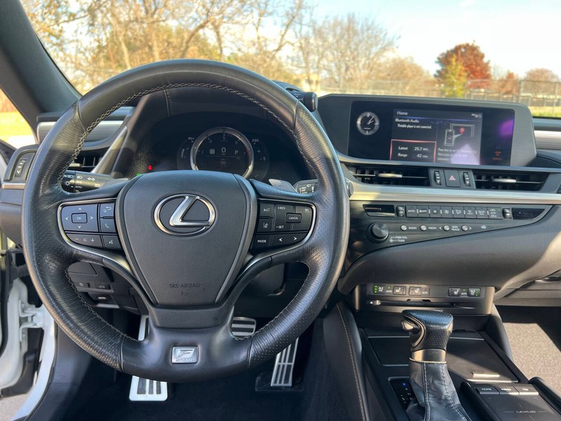 Lexus ES Vehicle Full-screen Gallery Image 19