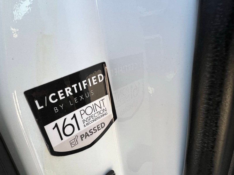 Lexus ES Vehicle Full-screen Gallery Image 20