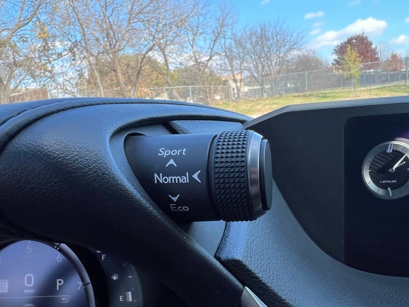 Lexus ES Vehicle Full-screen Gallery Image 22