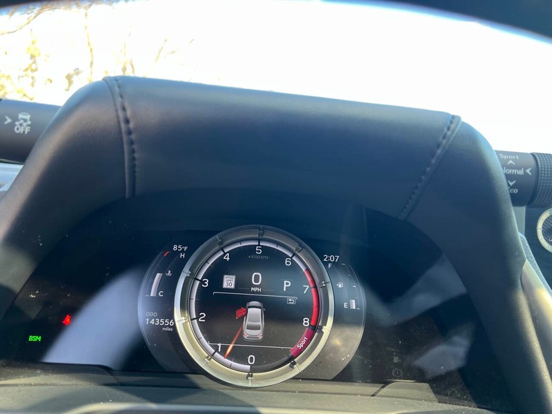 Lexus ES Vehicle Full-screen Gallery Image 23