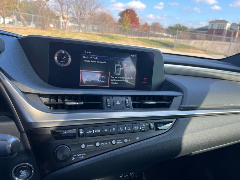 Lexus ES Vehicle Full-screen Gallery Image 24