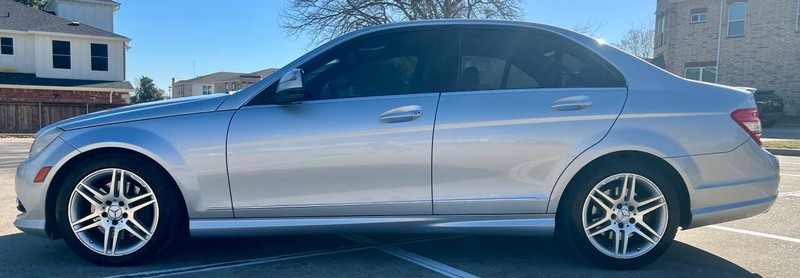 Mercedes-Benz C-Class Vehicle Full-screen Gallery Image 02