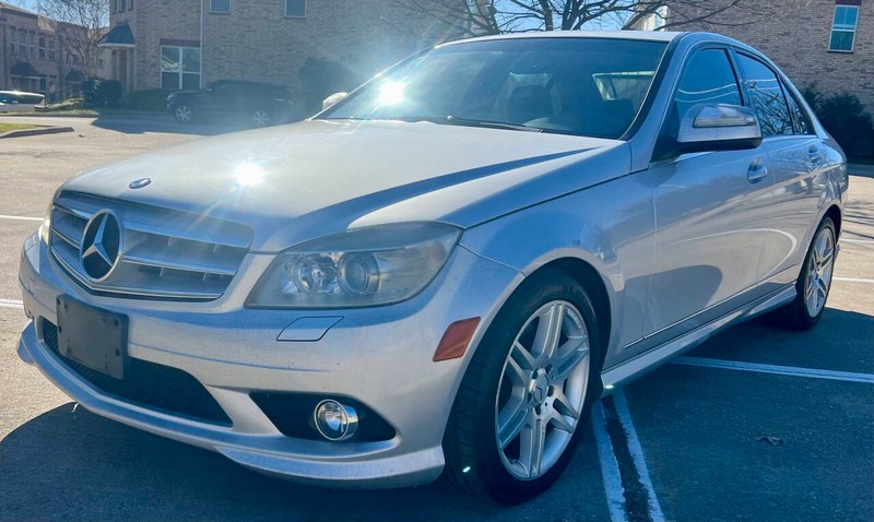 Mercedes-Benz C-Class Vehicle Full-screen Gallery Image 03