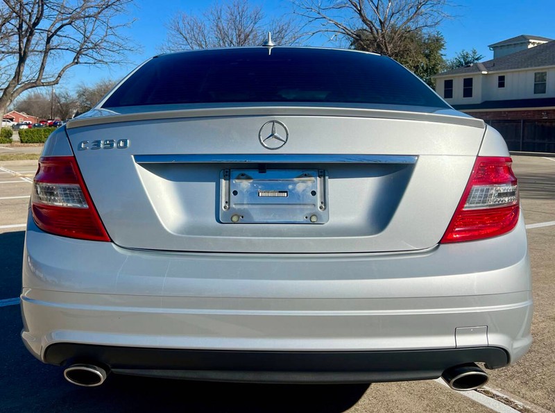 Mercedes-Benz C-Class Vehicle Full-screen Gallery Image 04