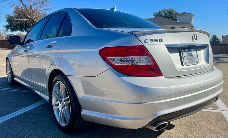 Mercedes-Benz C-Class Vehicle Full-screen Gallery Image 05
