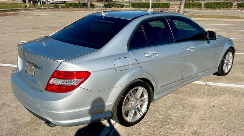 Mercedes-Benz C-Class Vehicle Full-screen Gallery Image 06