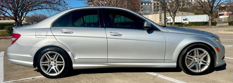 Mercedes-Benz C-Class Vehicle Full-screen Gallery Image 07