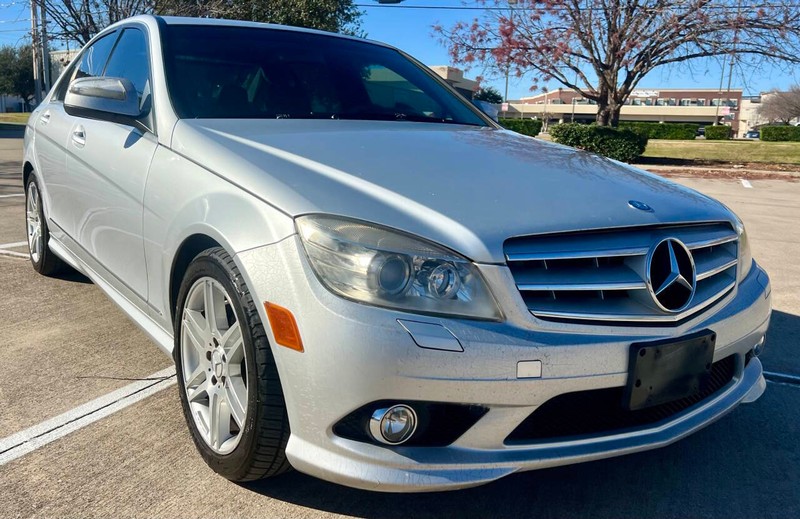 Mercedes-Benz C-Class Vehicle Full-screen Gallery Image 08