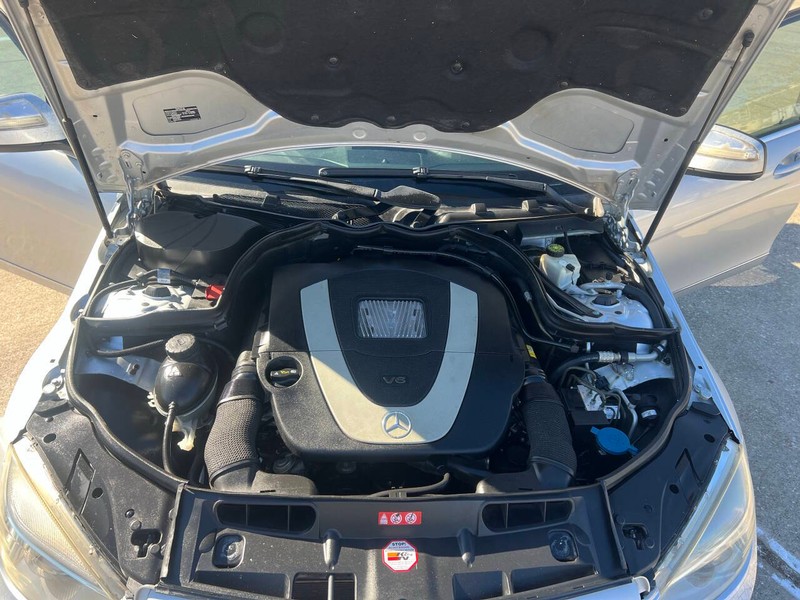 Mercedes-Benz C-Class Vehicle Full-screen Gallery Image 10