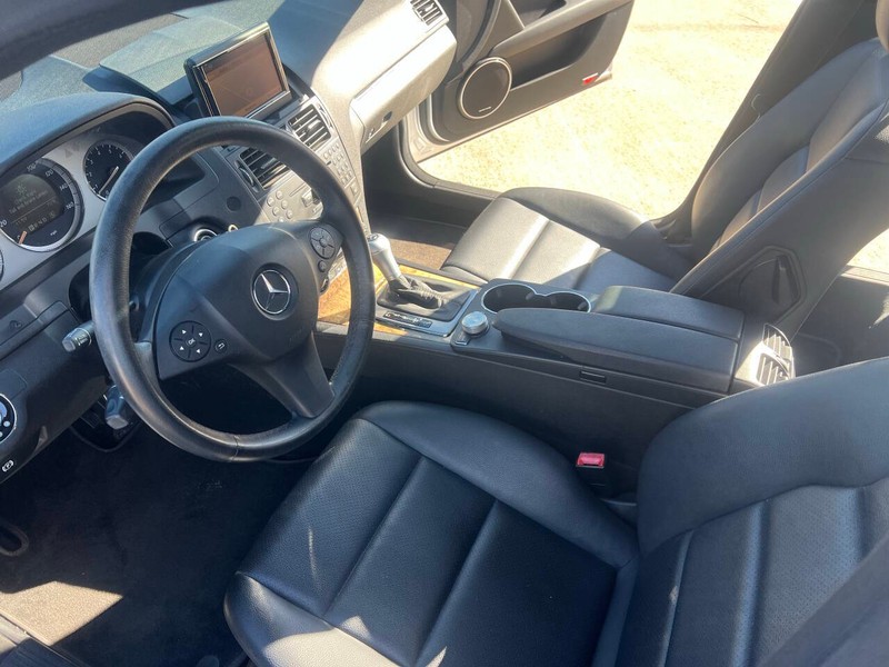 Mercedes-Benz C-Class Vehicle Full-screen Gallery Image 11