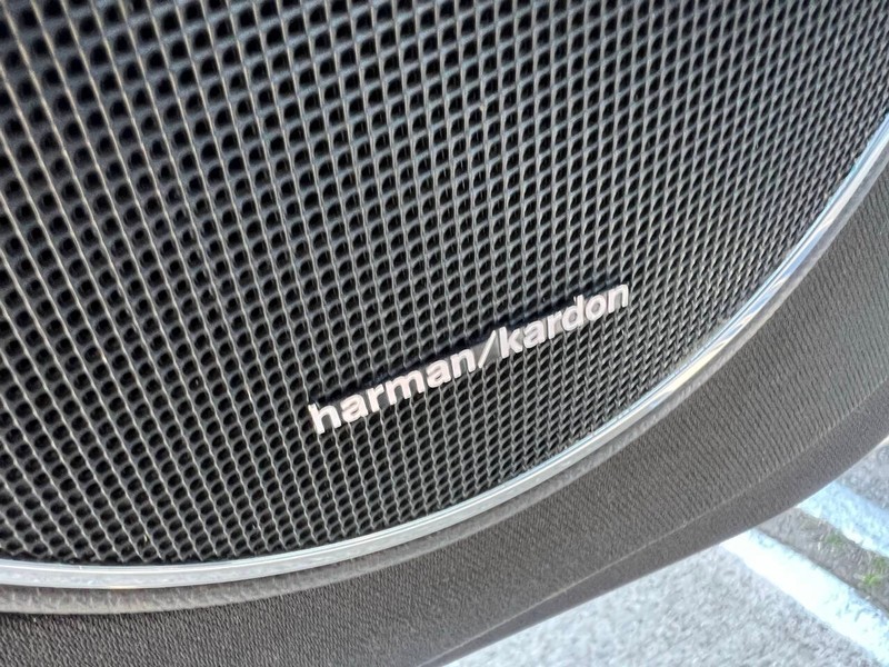 Mercedes-Benz C-Class Vehicle Full-screen Gallery Image 13