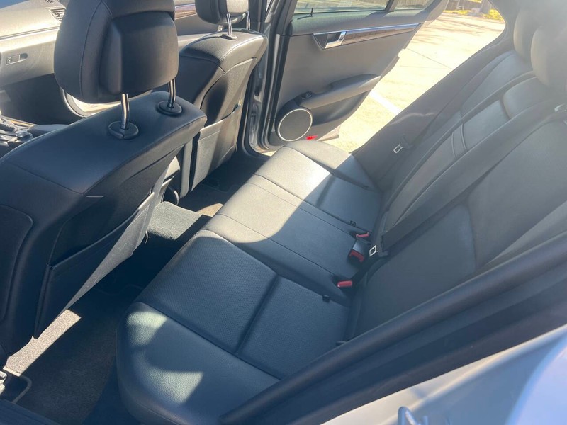 Mercedes-Benz C-Class Vehicle Full-screen Gallery Image 14