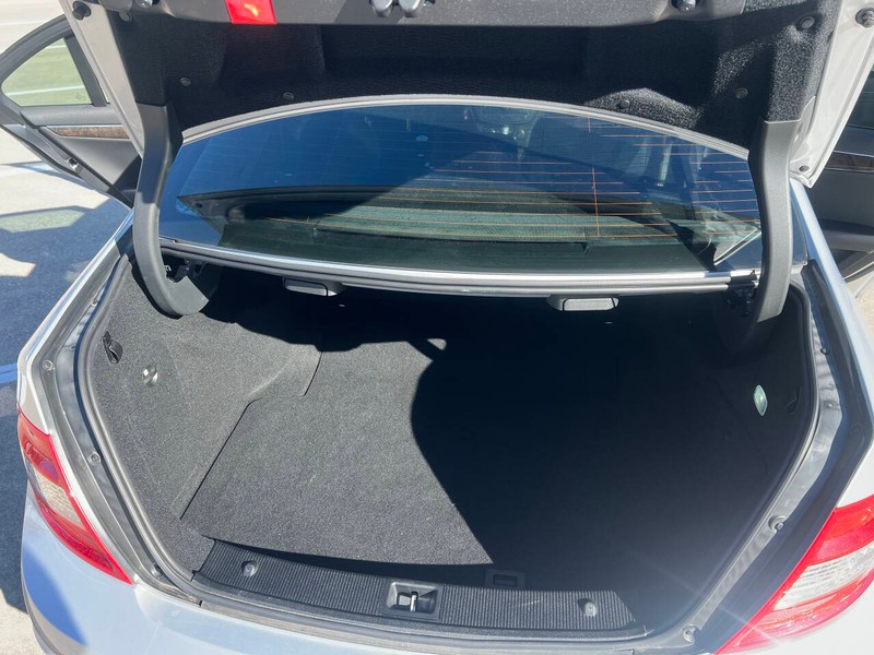 Mercedes-Benz C-Class Vehicle Full-screen Gallery Image 15