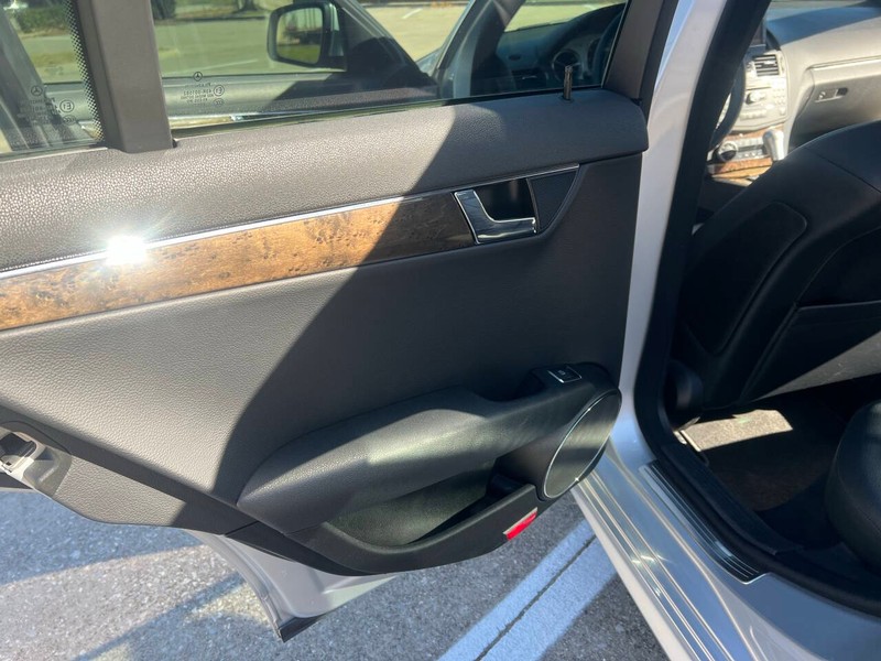 Mercedes-Benz C-Class Vehicle Full-screen Gallery Image 16