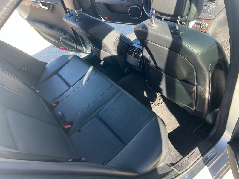 Mercedes-Benz C-Class Vehicle Full-screen Gallery Image 17