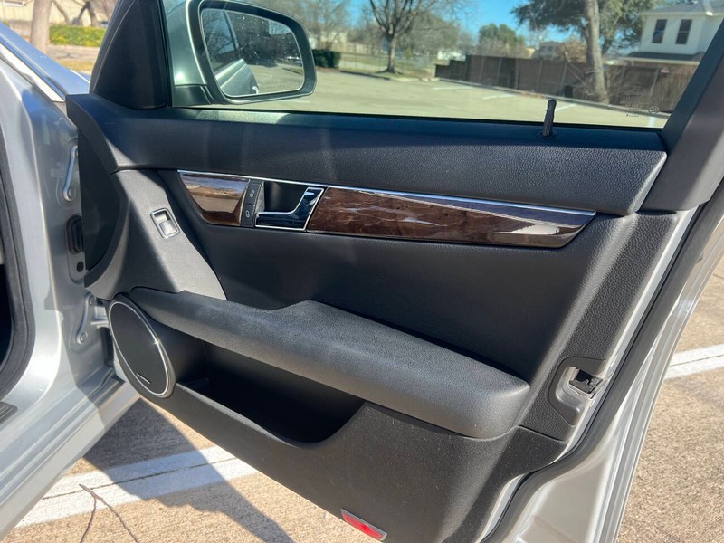 Mercedes-Benz C-Class Vehicle Full-screen Gallery Image 18