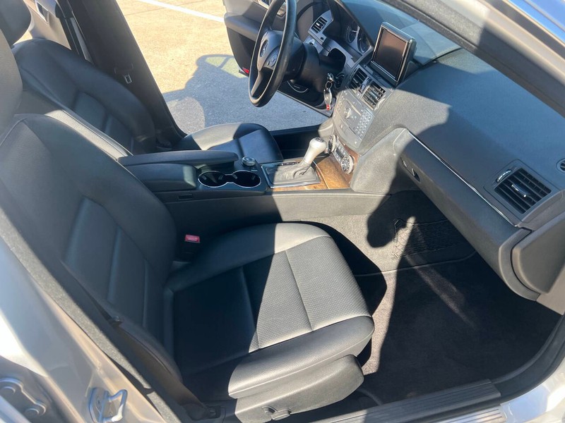 Mercedes-Benz C-Class Vehicle Full-screen Gallery Image 19