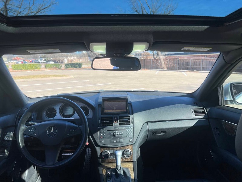 Mercedes-Benz C-Class Vehicle Full-screen Gallery Image 20