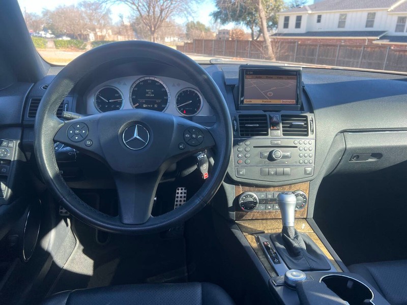 Mercedes-Benz C-Class Vehicle Full-screen Gallery Image 21