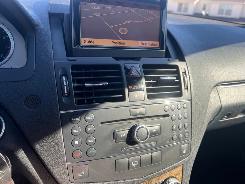 Mercedes-Benz C-Class Vehicle Full-screen Gallery Image 22