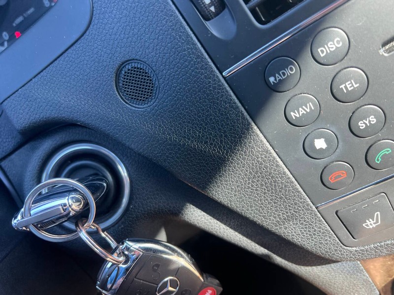 Mercedes-Benz C-Class Vehicle Full-screen Gallery Image 23