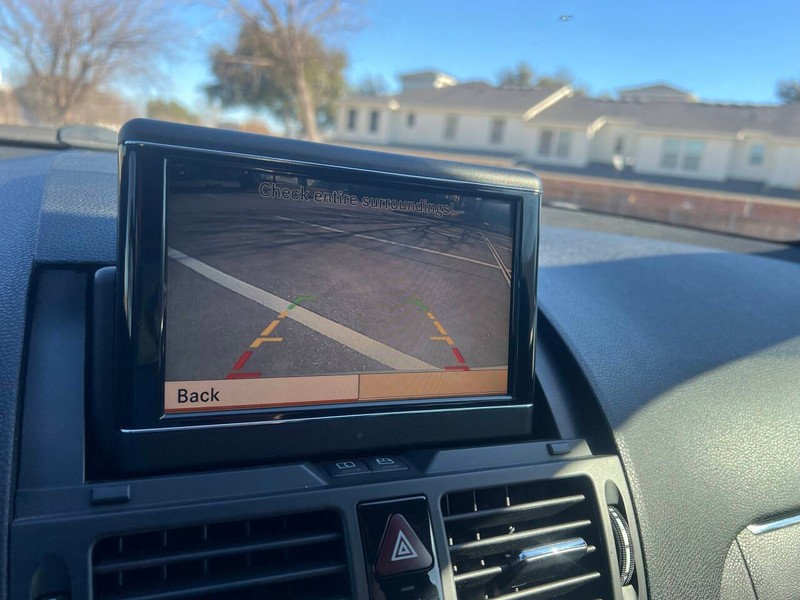 Mercedes-Benz C-Class Vehicle Full-screen Gallery Image 24