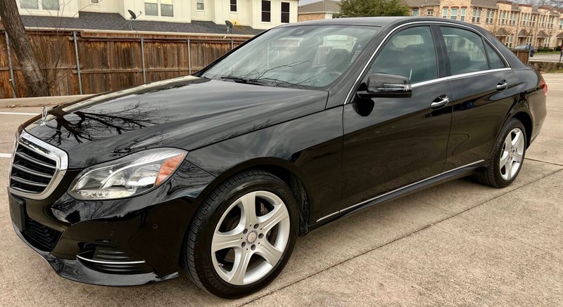 Mercedes-Benz E-Class Vehicle Full-screen Gallery Image 04