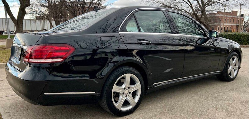 Mercedes-Benz E-Class Vehicle Full-screen Gallery Image 05