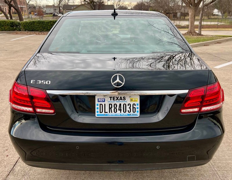 Mercedes-Benz E-Class Vehicle Full-screen Gallery Image 06