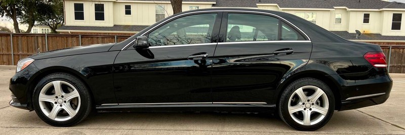 Mercedes-Benz E-Class Vehicle Full-screen Gallery Image 08