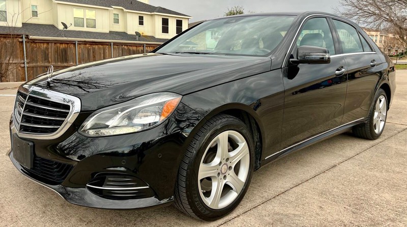 Mercedes-Benz E-Class Vehicle Full-screen Gallery Image 09