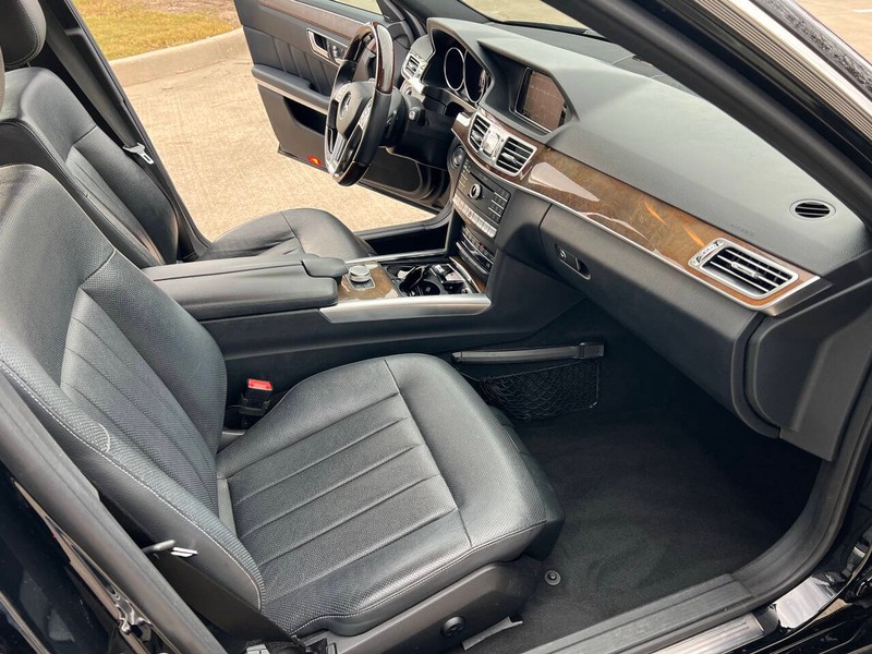 Mercedes-Benz E-Class Vehicle Full-screen Gallery Image 10